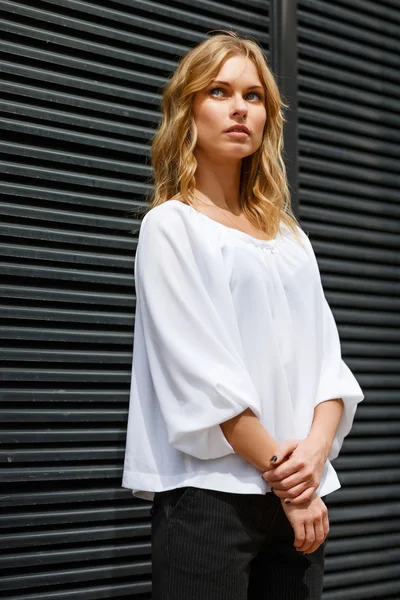 Retrato de chica rubia melancólica en blusa blanca outdors — Foto de Stock