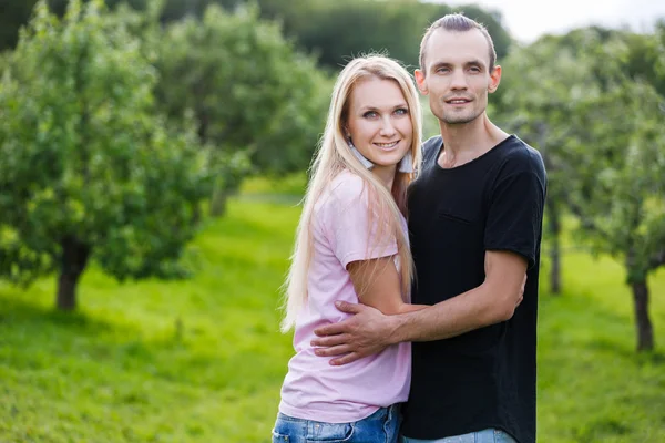 Paar van jonge mensen — Stockfoto