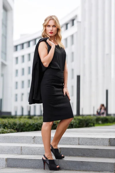 Elegante mujer de negocios de pie en longitud completa cerca del centro de oficinas — Foto de Stock