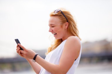 Genç kız cep telefonu üzerinde iyi haber alma