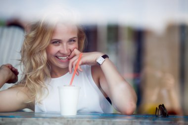 Kafede cazip flört sarışın kız portresi