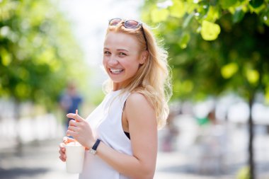 Milkshake ile oldukça gülümseyen kadın