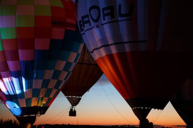 Sıcak Hava Balon Festivali Pereslavl-Zalessky, Yaroslavl Oblast. 16 Temmuz 2016 yılında uçan gece.