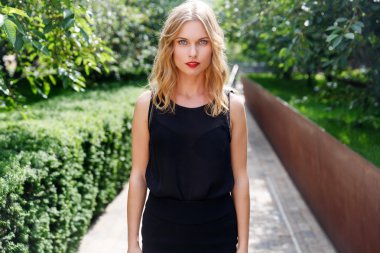 Açık havada yarım büyüme sarışın saçlı kadın portresi