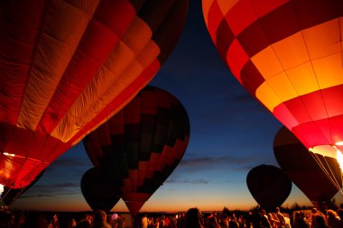 Sıcak Hava Balon Festivali Pereslavl-Zalessky, Yaroslavl Oblast. 16 Temmuz 2016 yılında uçan gece.