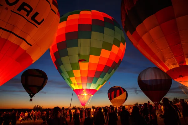 Hőlégballonok fesztivál Pereslavl-Zalessky, jaroszlavli terület. Éjszakai repülés-ban 2016. július 16.. — Stock Fotó