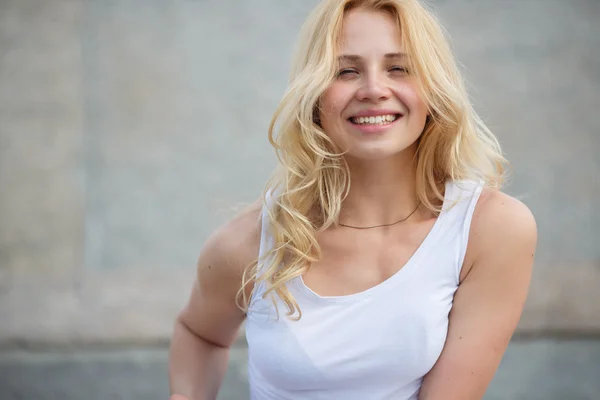 Joven modelo rubia con pelo largo en camiseta blanca — Foto de Stock