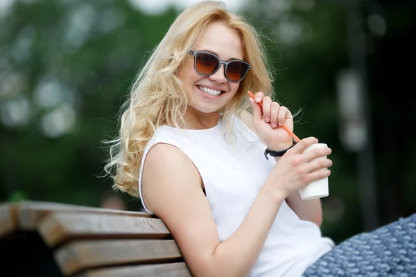 Attraktive Blondine mit Sonnenbrille und weißem Lächeln — Stockfoto