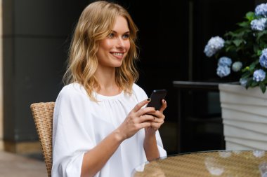 Portre profil cep telefonu ile çekici sarışın kızın