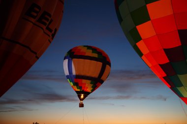 Sıcak Hava Balon Festivali Pereslavl-Zalessky, Yaroslavl Oblast. 16 Temmuz 2016 yılında uçan gece.