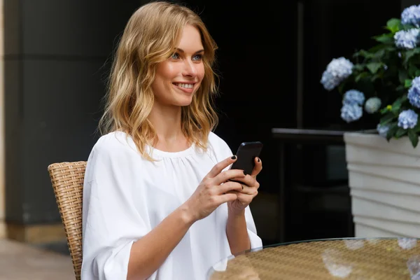 Портрет привлекательной блондинки с мобильным телефоном — стоковое фото