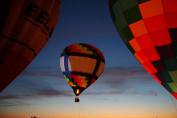 Festival de montgolfières à Pereslavl-Zalessky, Oblast de Yaroslavl. Vol de nuit du 16 juillet 2016 . — Photo