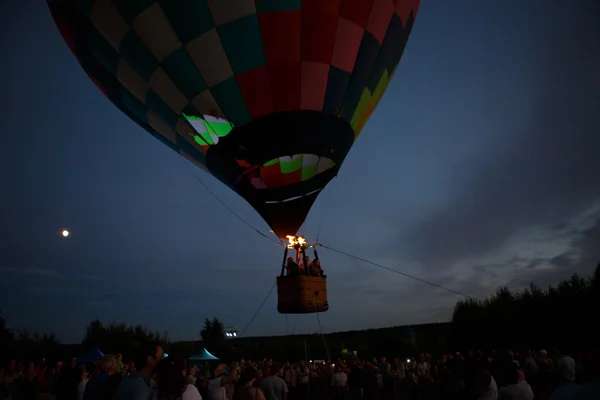 Gorące powietrze balony Festiwal w Peresław Zaleski, obwodzie jarosławskim. Nocne loty w 16 lipca 2016. — Zdjęcie stockowe