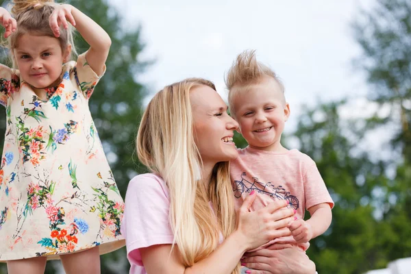 Hermosa chica jugando con sus hijos — Foto de Stock