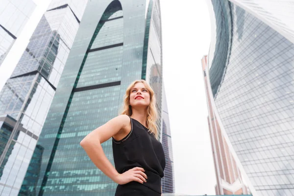 Уверенная блондинка с кимбо на фоне небоскреба — стоковое фото