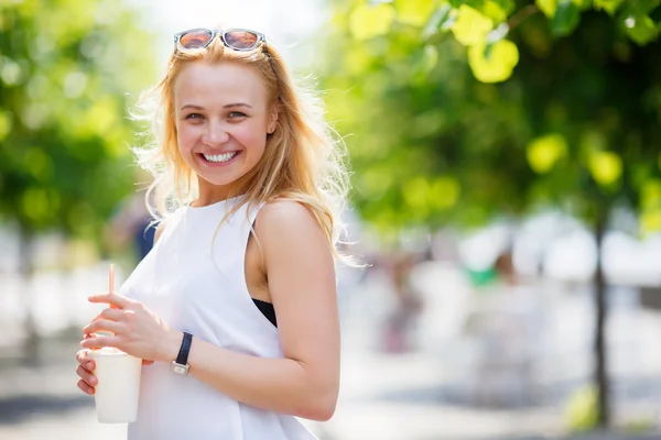 Blondes Mädchen im Park mit frischem Drink — Stockfoto