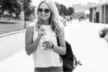 Kadın güneş gözlüğü içki ile siyah-beyaz görüntü