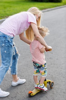 Güzel bir scooter binmek için oğlunu eğitimi