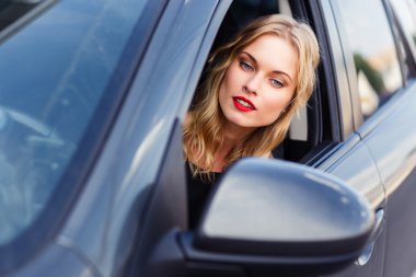 Yan aynaya bakmak direksiyonuna çok güzel sarışın kadın