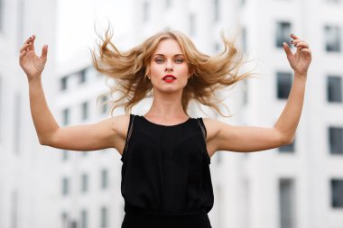 Portre saç uçan gesticulating genç kadının hareket,