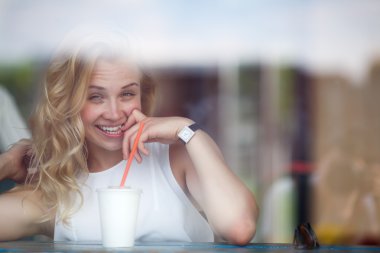 Gülümseyen ve kamera sarışın kadına oynak ruhsal durum ile seyir