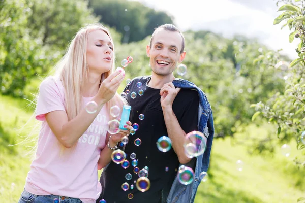 Paar van jonge mensen — Stockfoto