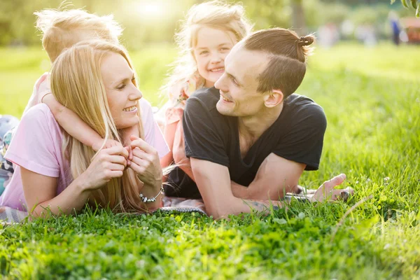 Famiglia che gioca nel parco sull'erba — Foto Stock