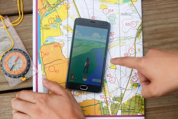Haritalar, compas ve el telefon ekranına Pokemon Go uygulaması ile göster.