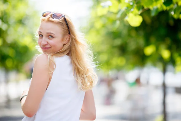 Ritratto di giovane ragazza che guarda indietro — Foto Stock