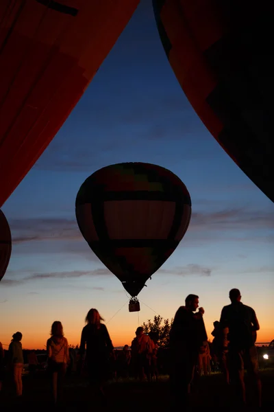 Festival de montgolfières à Pereslavl-Zalessky, Oblast de Yaroslavl. Vol de nuit du 16 juillet 2016 . — Photo