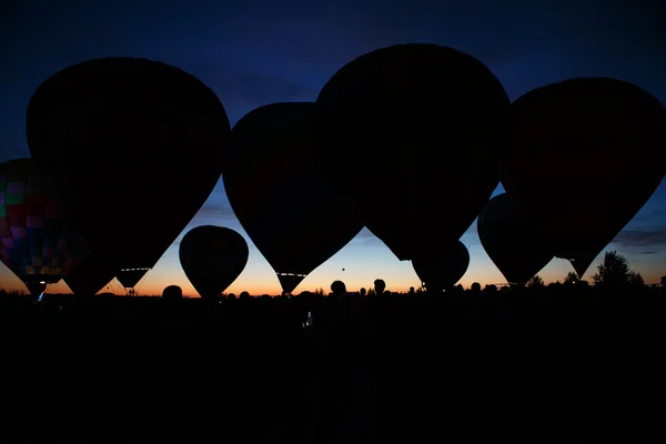 Festival de montgolfières à Pereslavl-Zalessky, Oblast de Yaroslavl. Vol de nuit du 16 juillet 2016 . — Photo