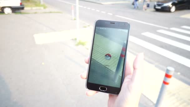 Ludzi gra Pokemon do aplikacji aplikacji inteligentny telefon trafienie rozszerzonej rzeczywistości, starając się znaleźć Pokemon. — Wideo stockowe