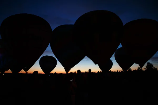 Festival de montgolfières à Pereslavl-Zalessky, Oblast de Yaroslavl. Vol de nuit du 16 juillet 2016 . — Photo