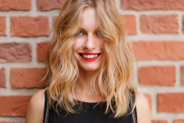 Primer plano retrato de mujer rubia sobre fondo de ladrillo — Foto de Stock