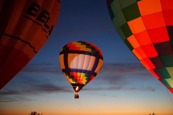 Festival delle mongolfiere a Pereslavl-Zalessky, Yaroslavl Oblast. Notte in volo il 16 luglio 2016 . — Foto Stock