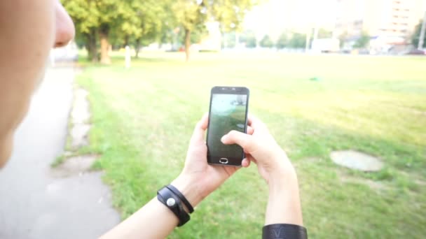 Les gens qui jouent Pokemon GO application le hit réalité augmentée application de téléphone intelligent tout en essayant d'attraper Pokemon Zubat . — Video