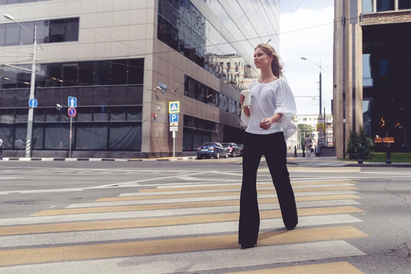 Piękna kobieta przekraczania na crosswalk i trzymając Coffe — Zdjęcie stockowe