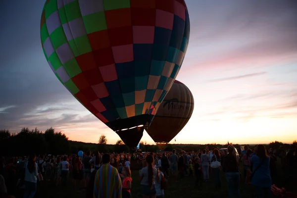 Festival de balões de ar quente em Pereslavl-Zalessky, Yaroslavl Oblast. Voo noturno em 16 de julho de 2016 . — Fotografia de Stock