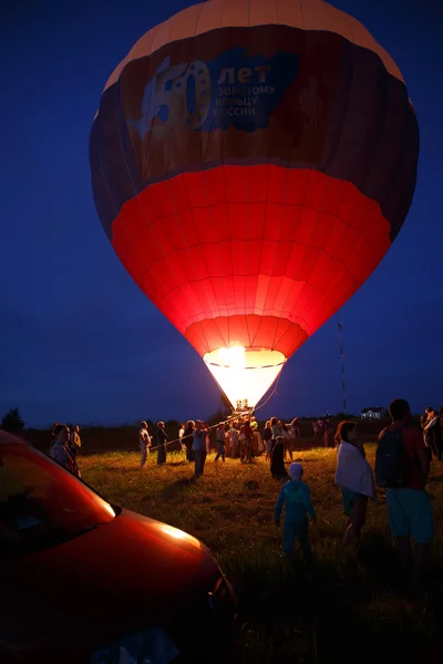 Festival de montgolfières à Pereslavl-Zalessky, Oblast de Yaroslavl. Vol de nuit du 16 juillet 2016 . — Photo