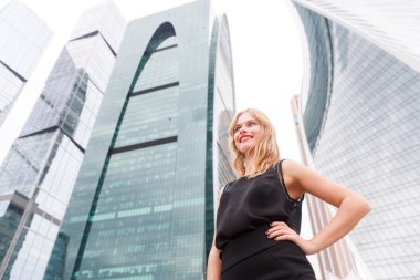 Zarif siyah elbiseli sarışın saçlı güzel kadın