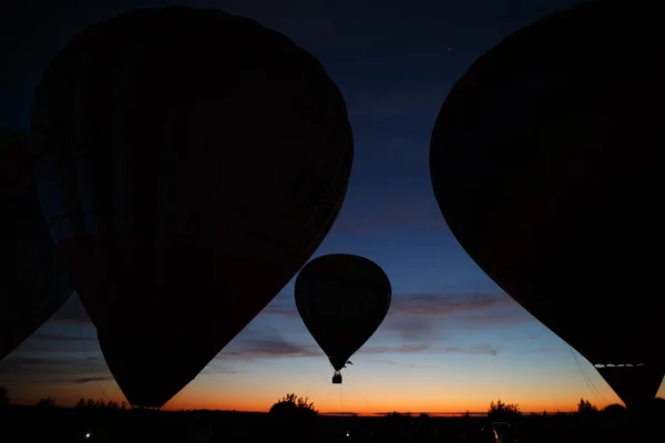 Festival de montgolfières à Pereslavl-Zalessky, Oblast de Yaroslavl. Vol de nuit du 16 juillet 2016 . — Photo