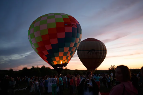Festival de montgolfières à Pereslavl-Zalessky, Oblast de Yaroslavl. Vol de nuit du 16 juillet 2016 . — Photo