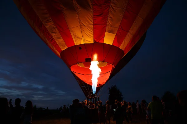 Festival de montgolfières à Pereslavl-Zalessky, Oblast de Yaroslavl. Vol de nuit du 16 juillet 2016 . — Photo