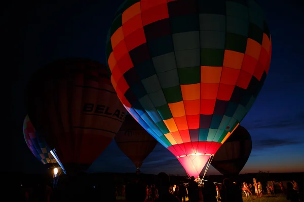 Heißluftballonfestival in Pereslawl-Salesski, Oblast Jaroslawl. Nachtflug im 16. Juli 2016. — Stockfoto