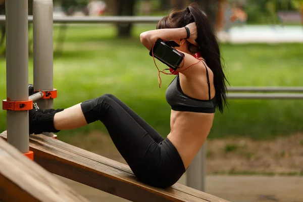Fitness vrouw doet sit-ups oefenen voor haar buikspieren — Stockfoto