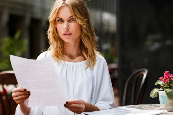 Atractiva joven mujer de negocios sentada en la cafetería con documentos — Foto de Stock