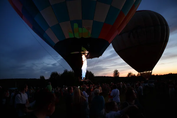 Festival de montgolfières à Pereslavl-Zalessky, Oblast de Yaroslavl. Vol de nuit du 16 juillet 2016 . — Photo