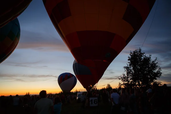 Festival de montgolfières à Pereslavl-Zalessky, Oblast de Yaroslavl. Vol de nuit du 16 juillet 2016 . — Photo