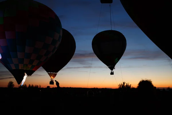 Festival de montgolfières à Pereslavl-Zalessky, Oblast de Yaroslavl. Vol de nuit du 16 juillet 2016 . — Photo