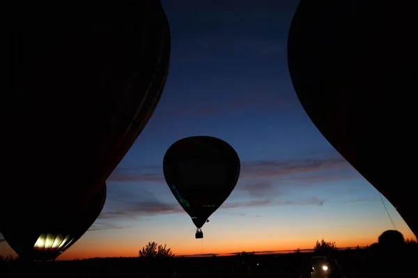 Festival de montgolfières à Pereslavl-Zalessky, Oblast de Yaroslavl. Vol de nuit du 16 juillet 2016 . — Photo